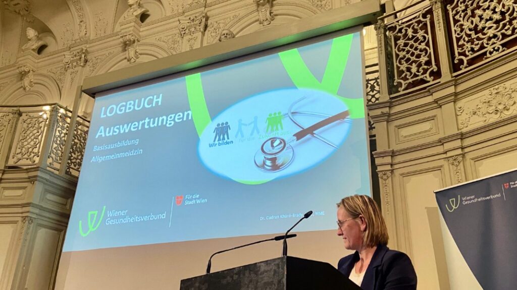 5. Zukunftswerkstatt Medizinausbildung am 27.11.2025, Dr. Gudrun Khünl-Brady stellt die Logbuchauswertungen zur Basisausbildung und Allgemeinmedizinischer Ausbildung vor. Die TOP 3 Ausbildungsabteilungen erhalten Urkunden.